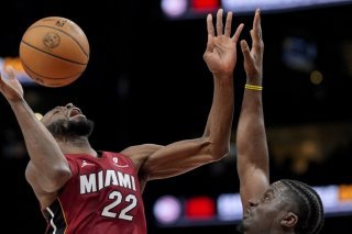 Clint Capela (à droite) et Atlanta ont été dominés par le Miami Heat. KEYSTONE/AP/Mike Stewart